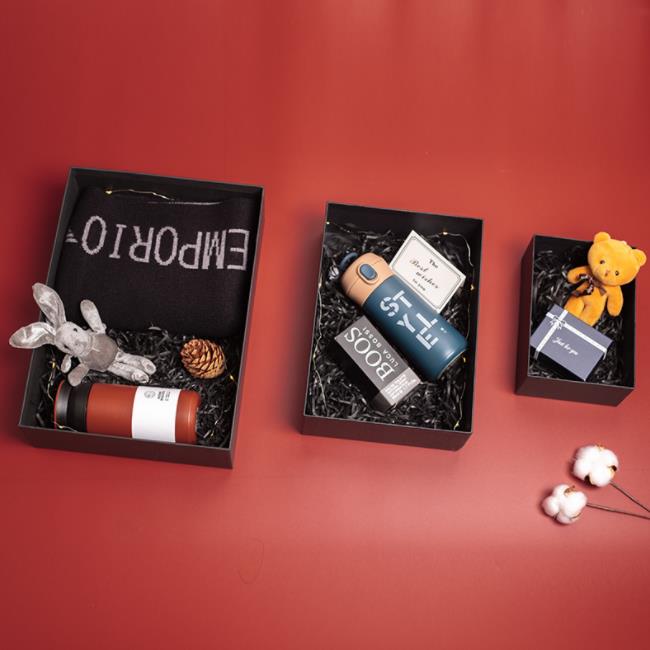 Groothandel recyclebare kartonnen cosmetica-kledingdoos op maat gemaakte roze papieren geschenkverpakking met logo