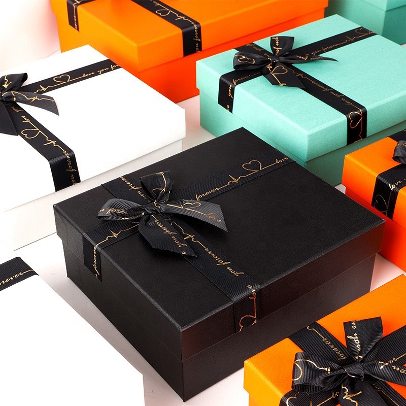 Prachtige papieren geschenkverpakking geschenkverpakking gerecyclede verzenddoos op maat gemaakte verpakking voor kleding