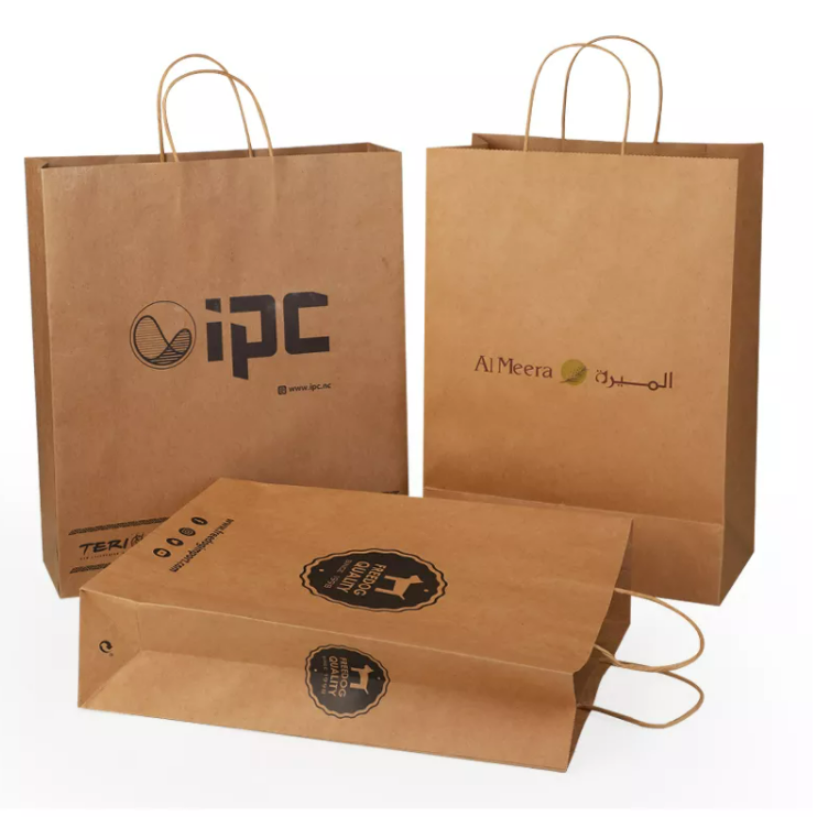 Groothandel op maat gemaakte logo recyclebare bruine boodschappentas van kraftpapier met gedraaid plat handvat