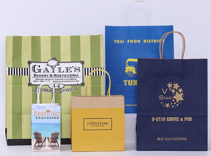 Groothandel op maat gemaakte logo recyclebare bruine boodschappentas van kraftpapier met gedraaid plat handvat