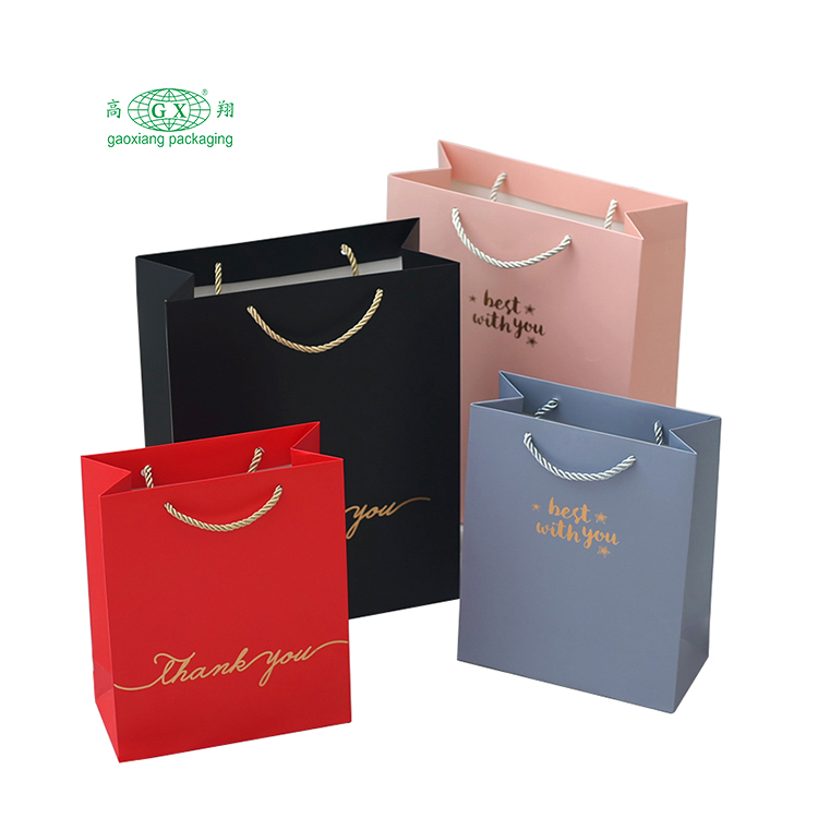 Groothandel papieren boodschappentassen met logo op maat kerst papieren cadeauzakjes
