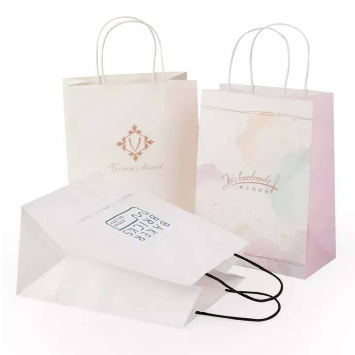 Groothandel op maat gemaakte logo recyclebare bruine boodschappentas van kraftpapier met gedraaid plat handvat