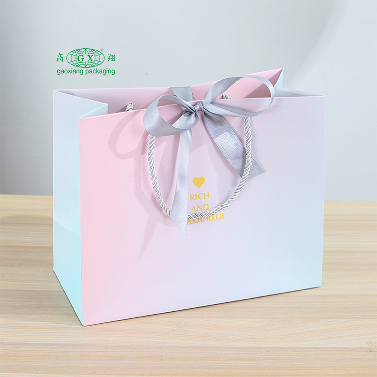 Op maat bedrukt luxe design logo papieren verpakkingstas papieren cadeauzakjes met handvatten